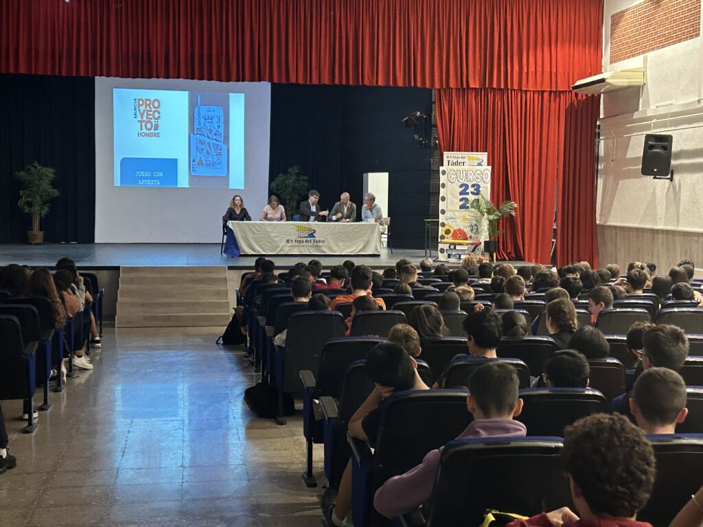 Salud Molina Mesa redonda sobre prevención de adicción a los juegos de azar entre jóvenes Foto1
